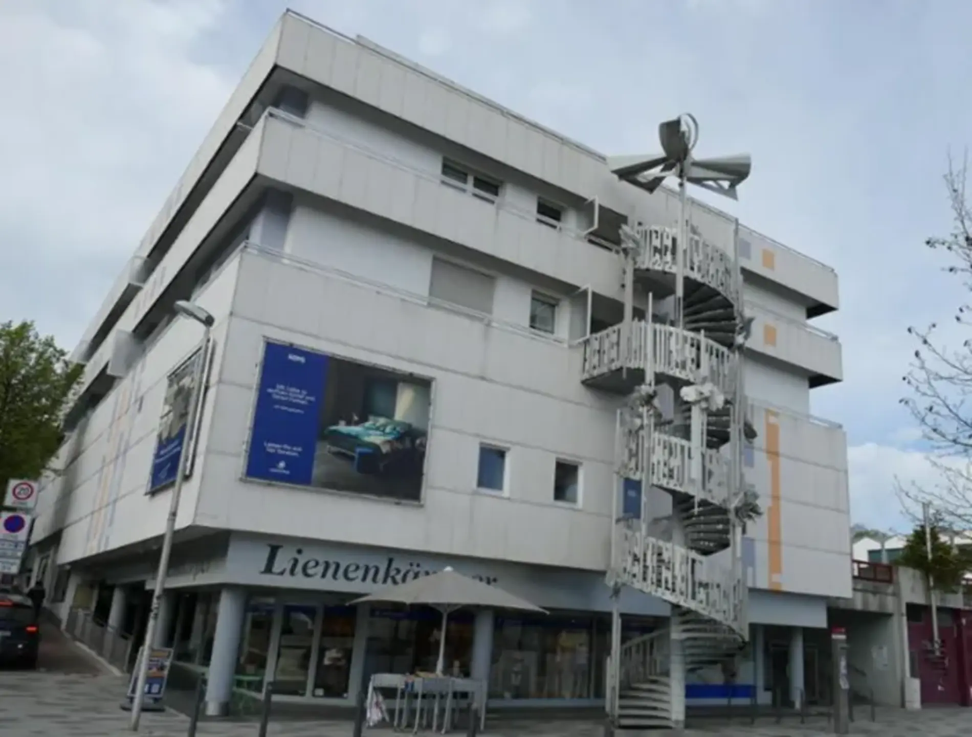 Bettenhaus Lienenkämper an der Hauptstraße 2 in Meinerzhagen mit markanter Außentreppe