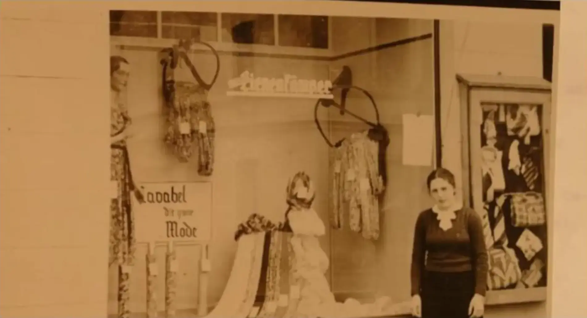 Historisches Schaufenster von Lienenkämper in Meinerzhagen als Zeichen der langen Tradition